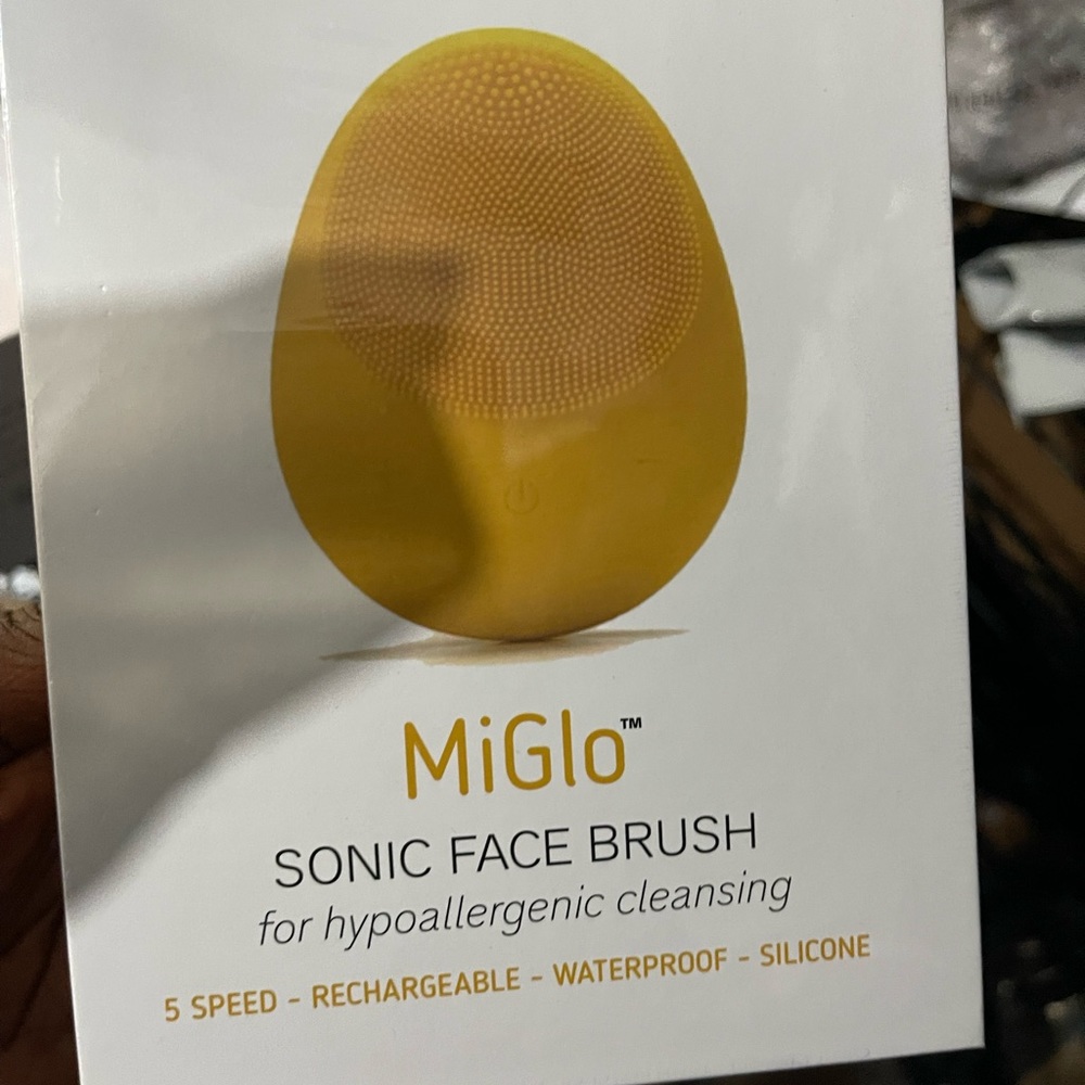 Miglo face cleansing brush